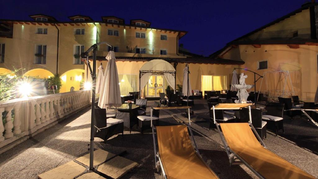 Borgo Dei Poeti Romantik Hotel Manerba del Garda Exterior photo